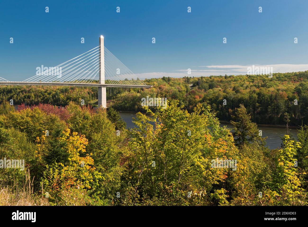 Penobscot Narrows Bridge, au-dessus de la rivière Penobscot, Maine ; c'est le joyau de la couronne du Maine côtier, offrant une vue spectaculaire à 360 degrés Banque D'Images