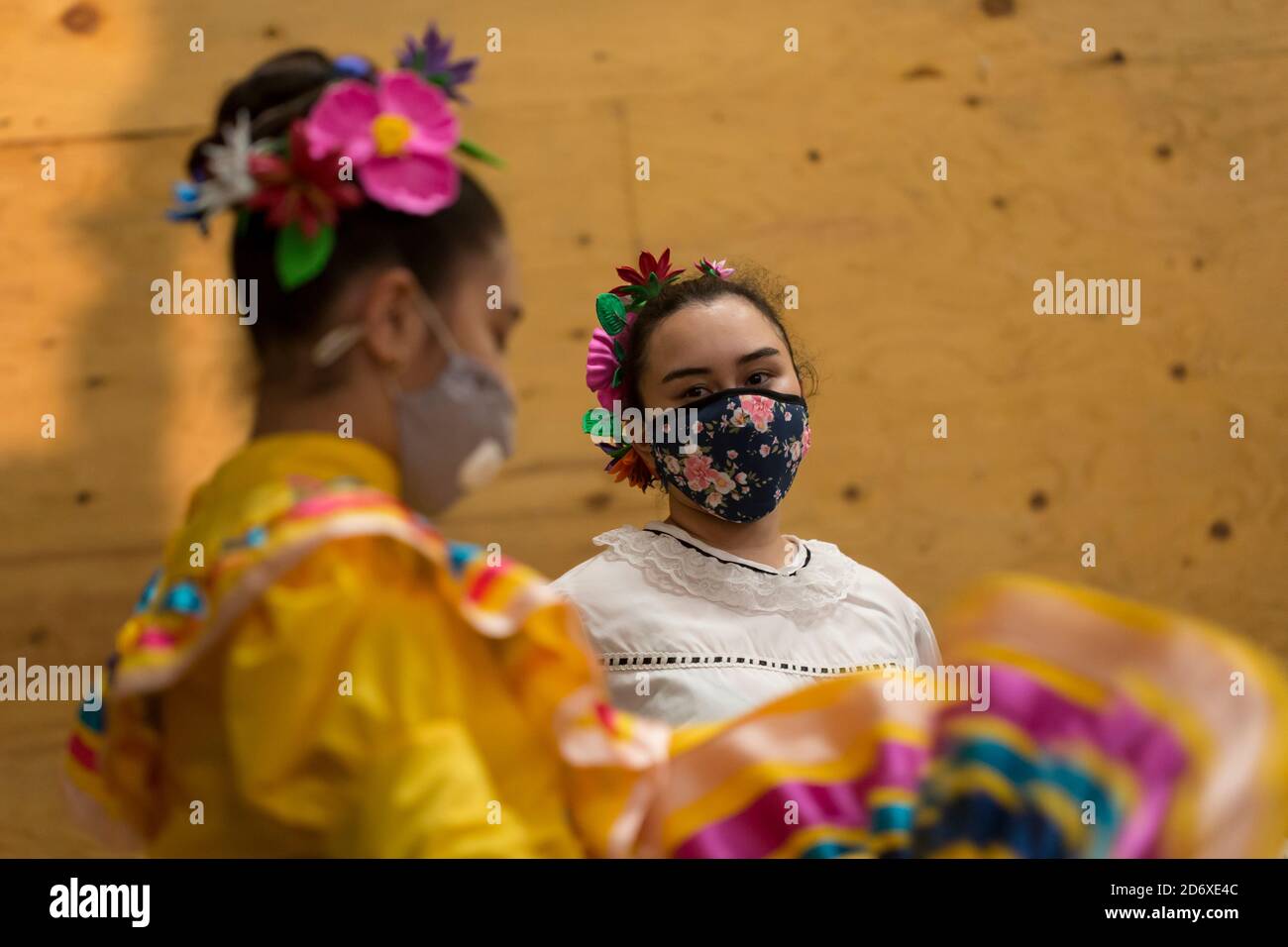 Kimberly Rangel (à droite) et Maria Cueva avec el Grupo de Danza la Esperanza se réchauffent avant un spectacle à l'entrepôt Mighty Tieton de Tieton, Washington, le dimanche 18 octobre 2020. Les danses folkloriques traditionnelles sont enregistrées pour être présentées pratiquement tout au long d'octobre et de novembre dans le but de limiter la propagation du virus COVID-19 lors de la fête de la communauté annuelle Dia de los Muertos de Tieton Arts & Humanities. Banque D'Images
