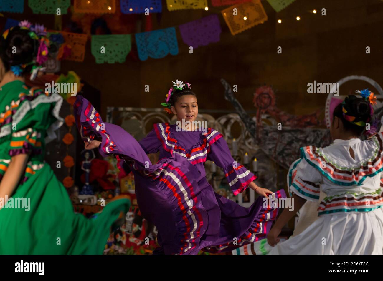 Melisa Rangel (au centre) avec el Grupo de Danza la Esperanza interprète une danse typique de la région de Jalisco à l'entrepôt Mighty Tieton à Tieton, Washington, le dimanche 18 octobre 2020. Les danses folkloriques traditionnelles sont enregistrées pour être présentées pratiquement tout au long d'octobre et de novembre dans le but de limiter la propagation du virus COVID-19 lors de la fête de la communauté annuelle Dia de los Muertos de Tieton Arts & Humanities. Banque D'Images