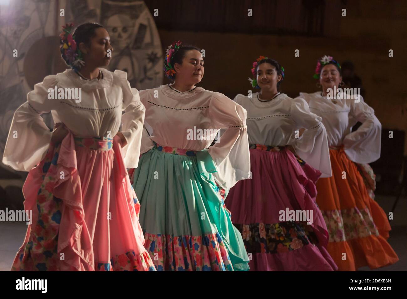 Les membres de el Grupo de Danza la Esperanza exécutent une danse typique de la région de Sinaloa à l'entrepôt Mighty Tieton à Tieton, Washington, le dimanche 18 octobre 2020. Les danses folkloriques traditionnelles sont enregistrées pour être présentées pratiquement tout au long d'octobre et de novembre dans le but de limiter la propagation du virus COVID-19 lors de la fête de la communauté annuelle Dia de los Muertos de Tieton Arts & Humanities. Banque D'Images
