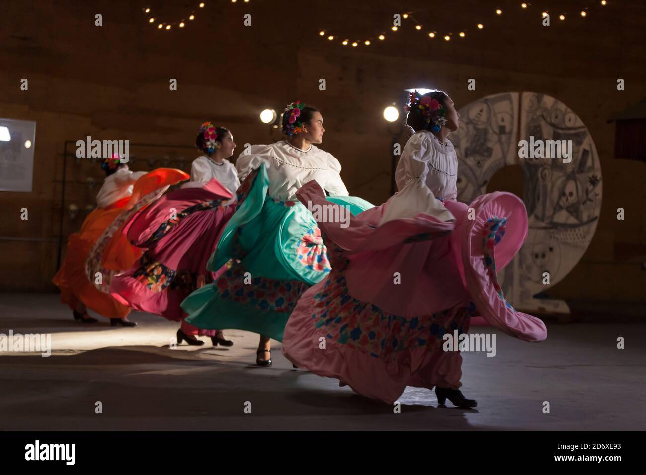 Les membres de el Grupo de Danza la Esperanza exécutent une danse typique de la région de Sinaloa à l'entrepôt Mighty Tieton à Tieton, Washington, le dimanche 18 octobre 2020. Les danses folkloriques traditionnelles sont enregistrées pour être présentées pratiquement tout au long d'octobre et de novembre dans le but de limiter la propagation du virus COVID-19 lors de la fête de la communauté annuelle Dia de los Muertos de Tieton Arts & Humanities. Banque D'Images