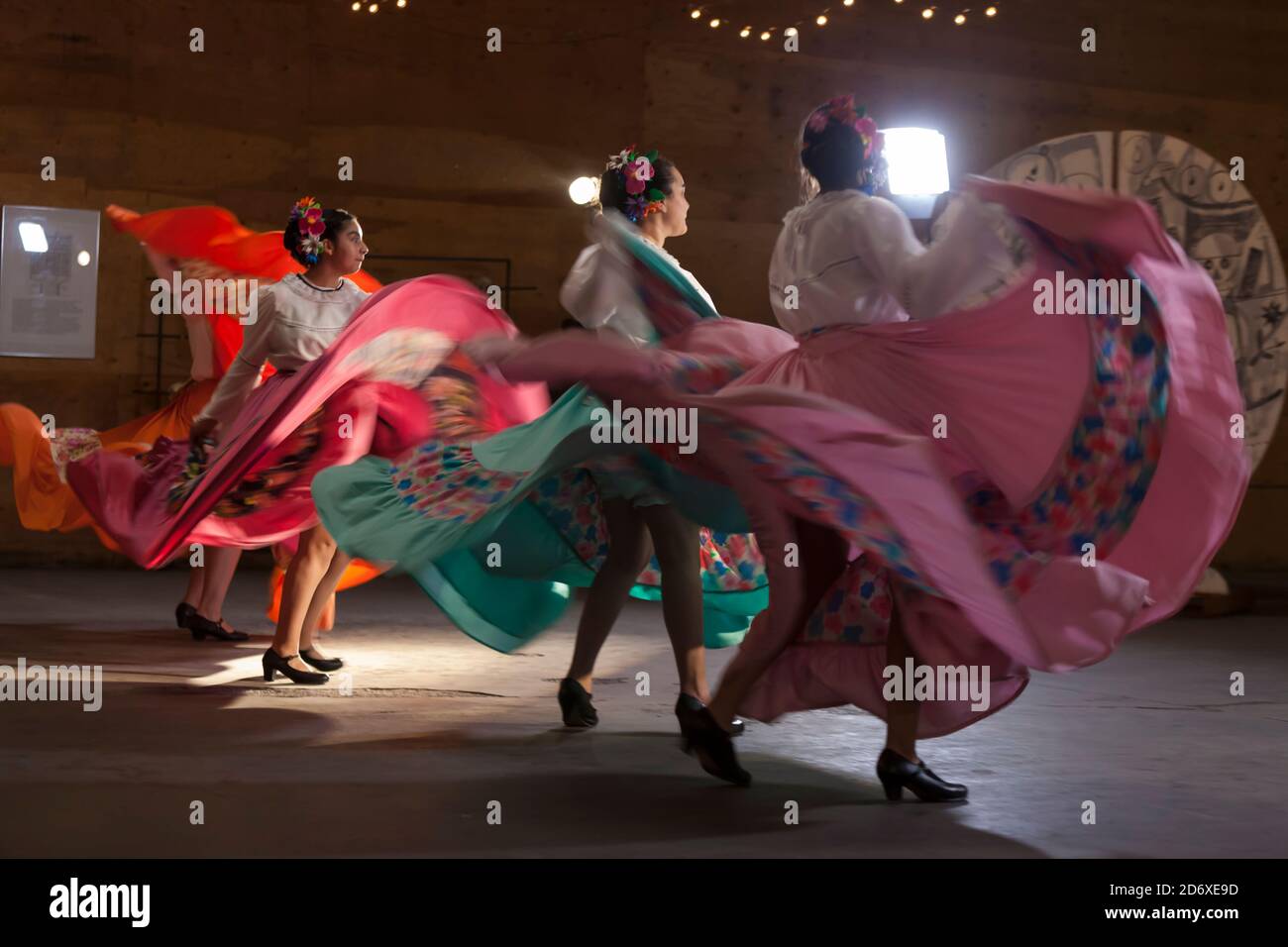 Les membres de el Grupo de Danza la Esperanza exécutent une danse typique de la région de Sinaloa à l'entrepôt Mighty Tieton à Tieton, Washington, le dimanche 18 octobre 2020. Les danses folkloriques traditionnelles sont enregistrées pour être présentées pratiquement tout au long d'octobre et de novembre dans le but de limiter la propagation du virus COVID-19 lors de la fête de la communauté annuelle Dia de los Muertos de Tieton Arts & Humanities. Banque D'Images