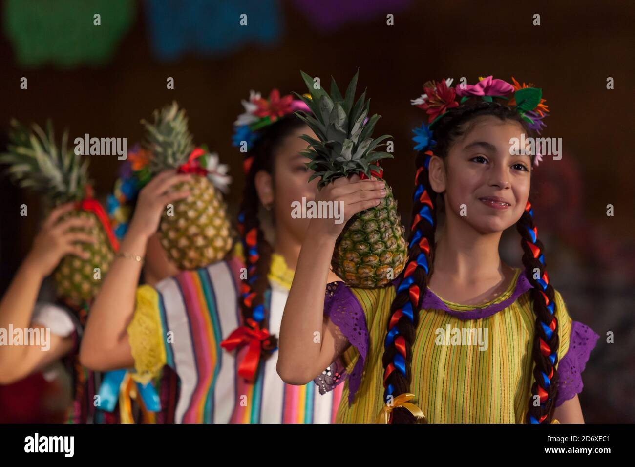 Les membres d'el Grupo de Danza la Esperanza se réchauffent avant une représentation à l'entrepôt Mighty Tieton de Tieton, Washington, le dimanche 18 octobre 2020. Les danses folkloriques traditionnelles sont enregistrées pour être présentées pratiquement tout au long d'octobre et de novembre dans le but de limiter la propagation du virus COVID-19 lors de la fête de la communauté annuelle Dia de los Muertos de Tieton Arts & Humanities. Banque D'Images