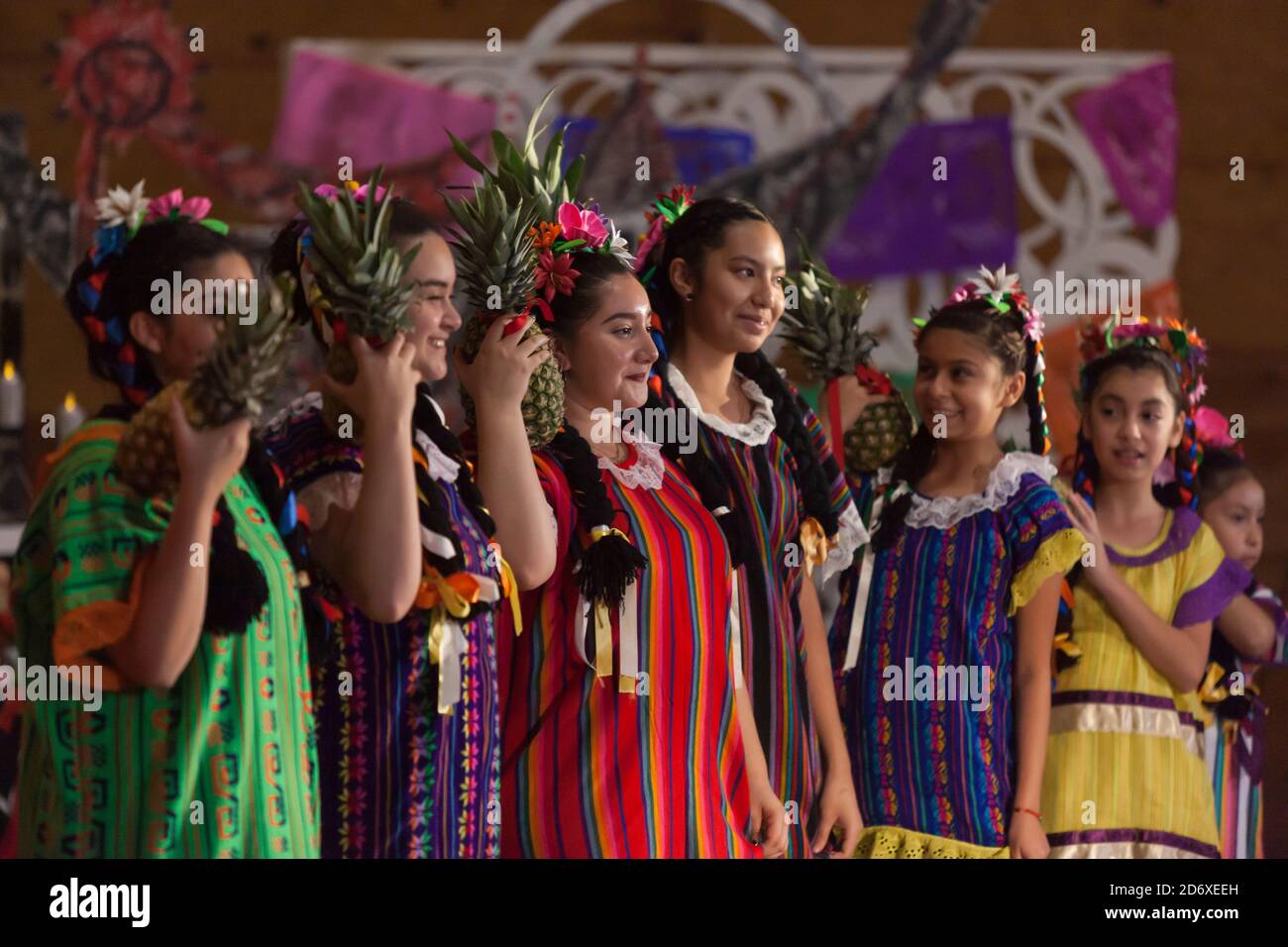 Les membres d'el Grupo de Danza la Esperanza se réchauffent avant une représentation à l'entrepôt Mighty Tieton de Tieton, Washington, le dimanche 18 octobre 2020. Les danses folkloriques traditionnelles sont enregistrées pour être présentées pratiquement tout au long d'octobre et de novembre dans le but de limiter la propagation du virus COVID-19 lors de la fête de la communauté annuelle Dia de los Muertos de Tieton Arts & Humanities. Banque D'Images
