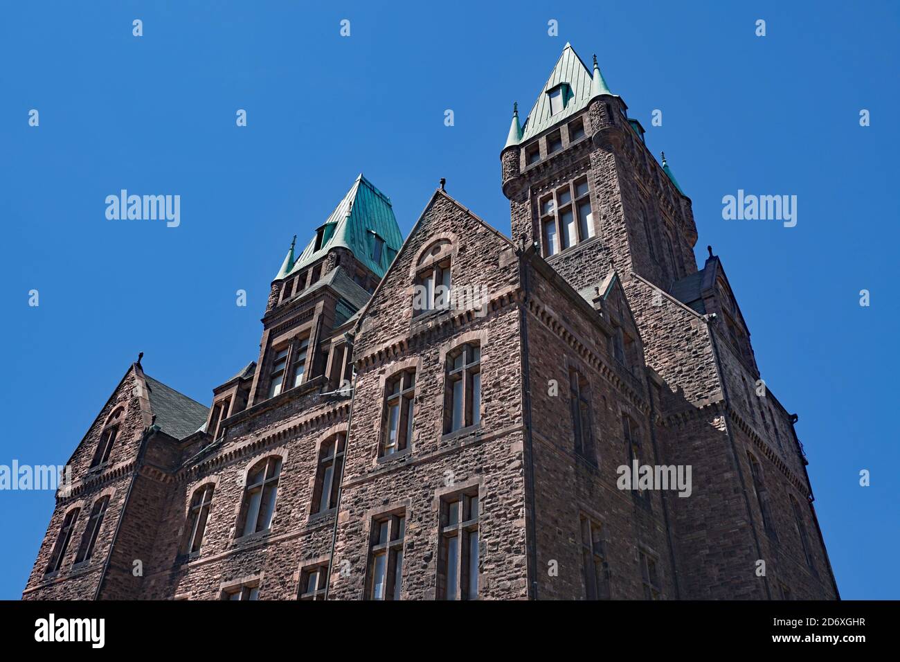 Buffalo, NY, USA - 20 mai 2015 : un bâtiment en pierre du XIXe siècle de style gothique avec toit en cuivre, anciennement hôpital psychiatrique, maintenant utilisé par l'Université Banque D'Images