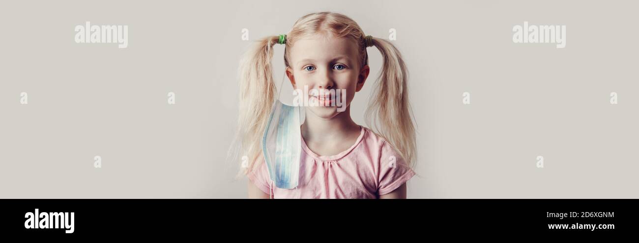 Blanche blonde fille de prendre le masque sanitaire de visage 
