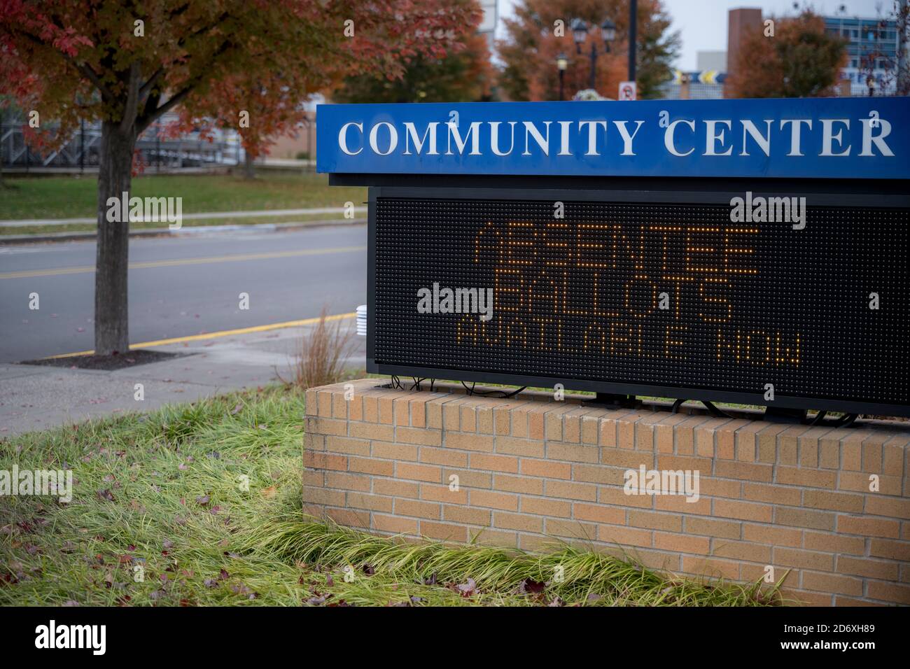 Un panneau électronique dans un centre communautaire du Michigan a annoncé la disponibilité de bulletins de vote pour les absents avant les élections de novembre 2020. Banque D'Images