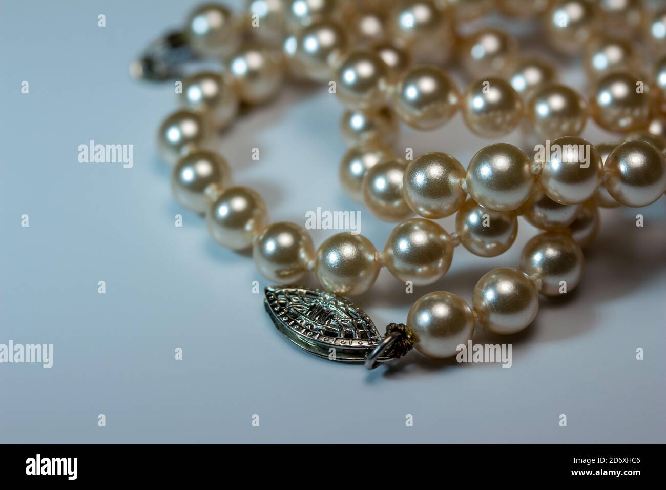Macro résumé texture d'art fond de laine irlandaise blanche crémeuse moufles  ornées d'un collier de perles Photo Stock - Alamy