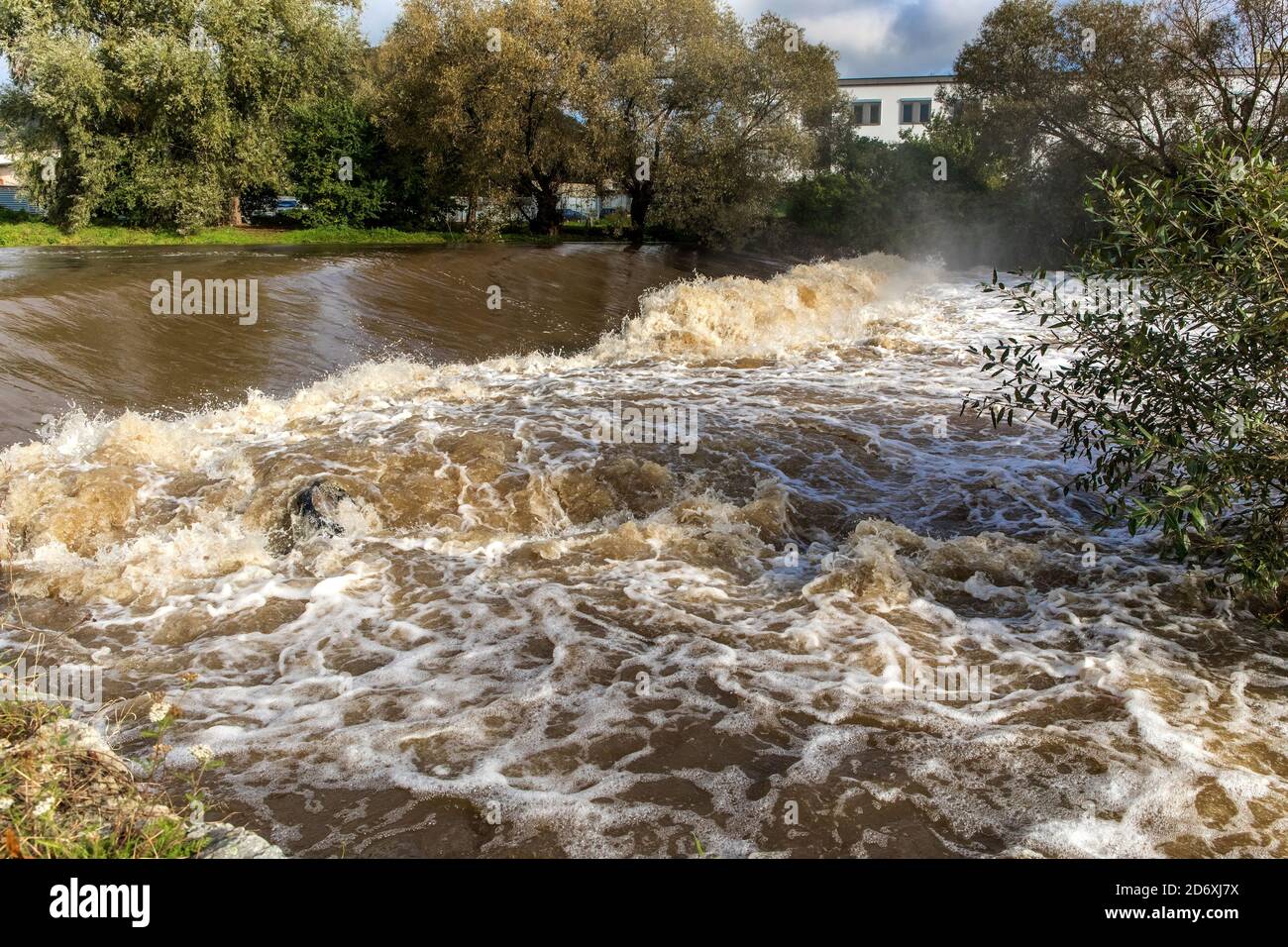 Après la tempête et beaucoup de pluie, le niveau d'eau en République tchèque est très élevé. Il y a un risque d'inondation. Rivière Svratka près de la ville de Tisnov Banque D'Images