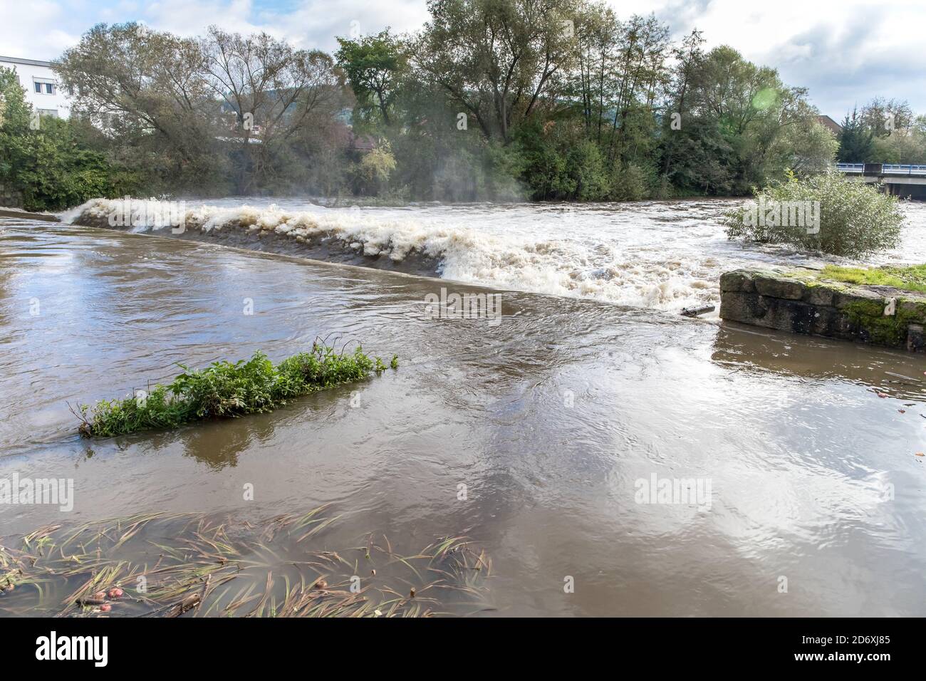 Après la tempête et beaucoup de pluie, le niveau d'eau en République tchèque est très élevé. Il y a un risque d'inondation. Rivière Svratka près de la ville de Tisnov Banque D'Images