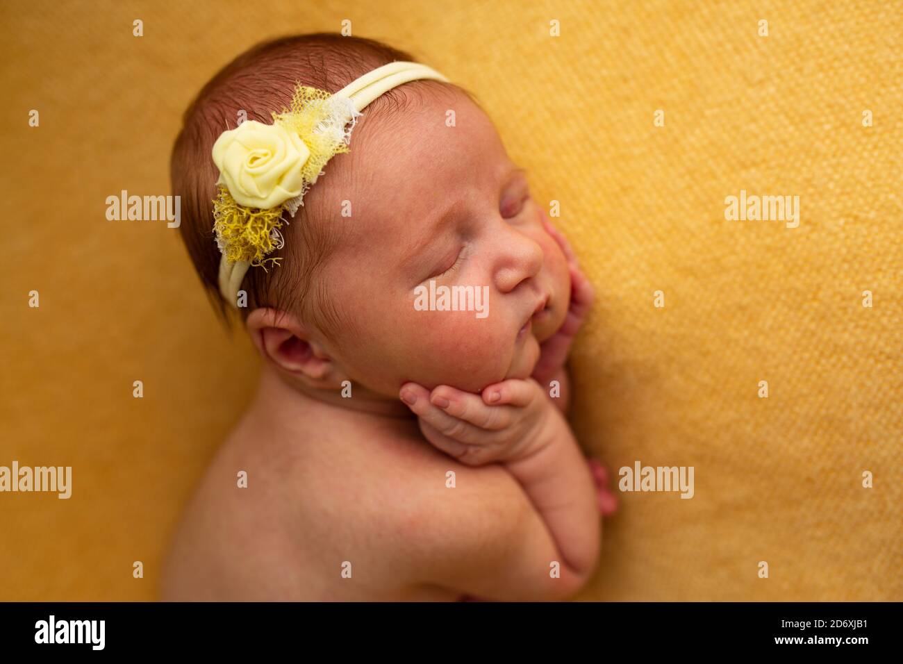 Petit nouveau-né bébé fille 14 jours, couchages Banque D'Images