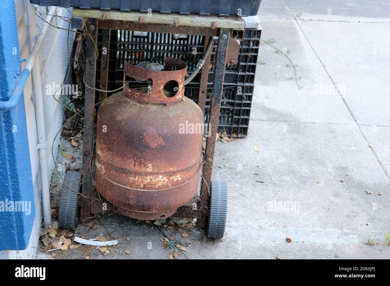 Ancienne bouteille de gaz propane en métal rouillé et oxydé utilisée pour chauffer un gril à gaz. Banque D'Images