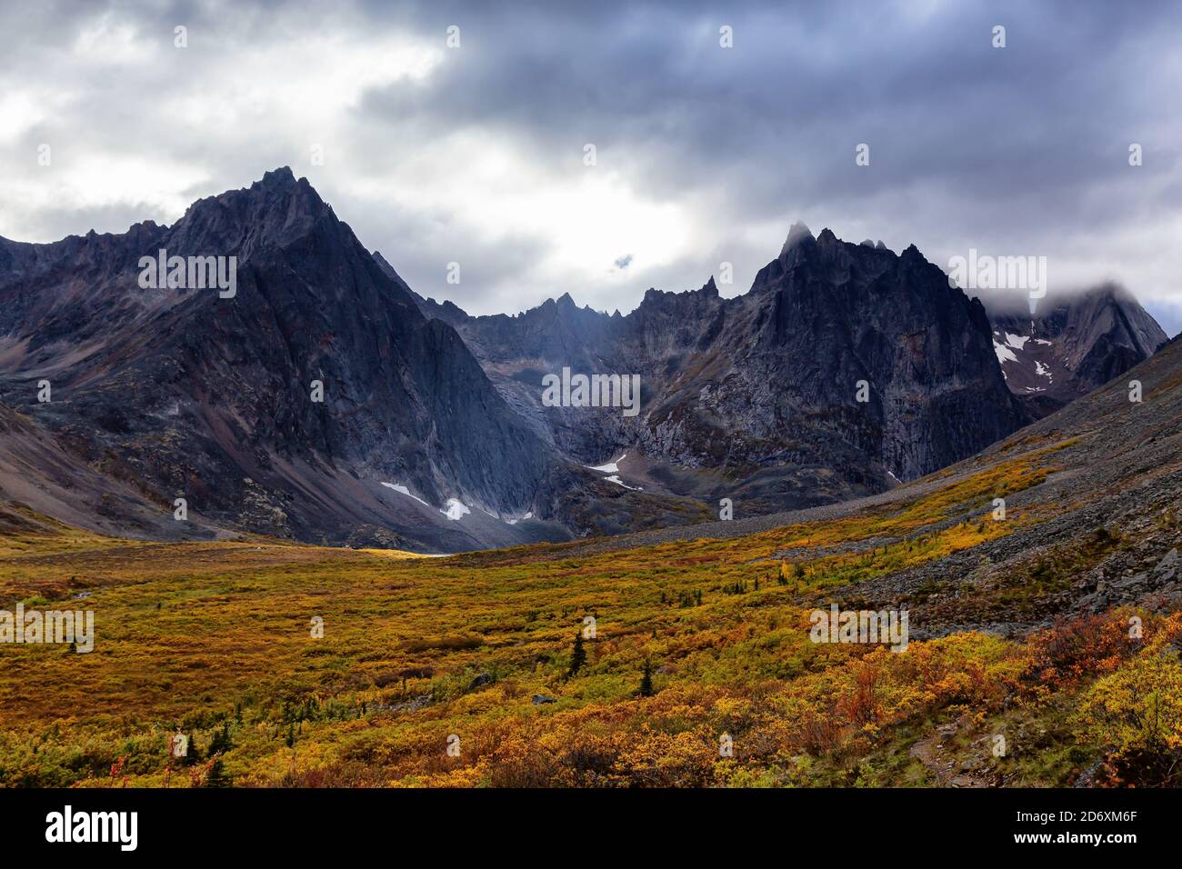 Belle vue sur les montagnes spectaculaires et la vallée à l'automne Banque D'Images