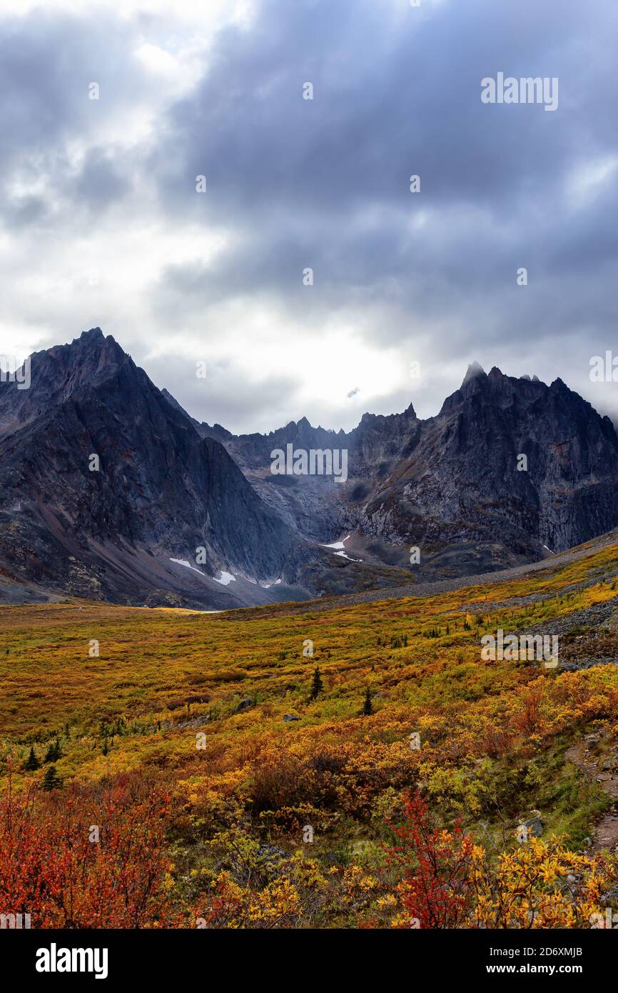 Belle vue sur les montagnes spectaculaires et la vallée à l'automne Banque D'Images