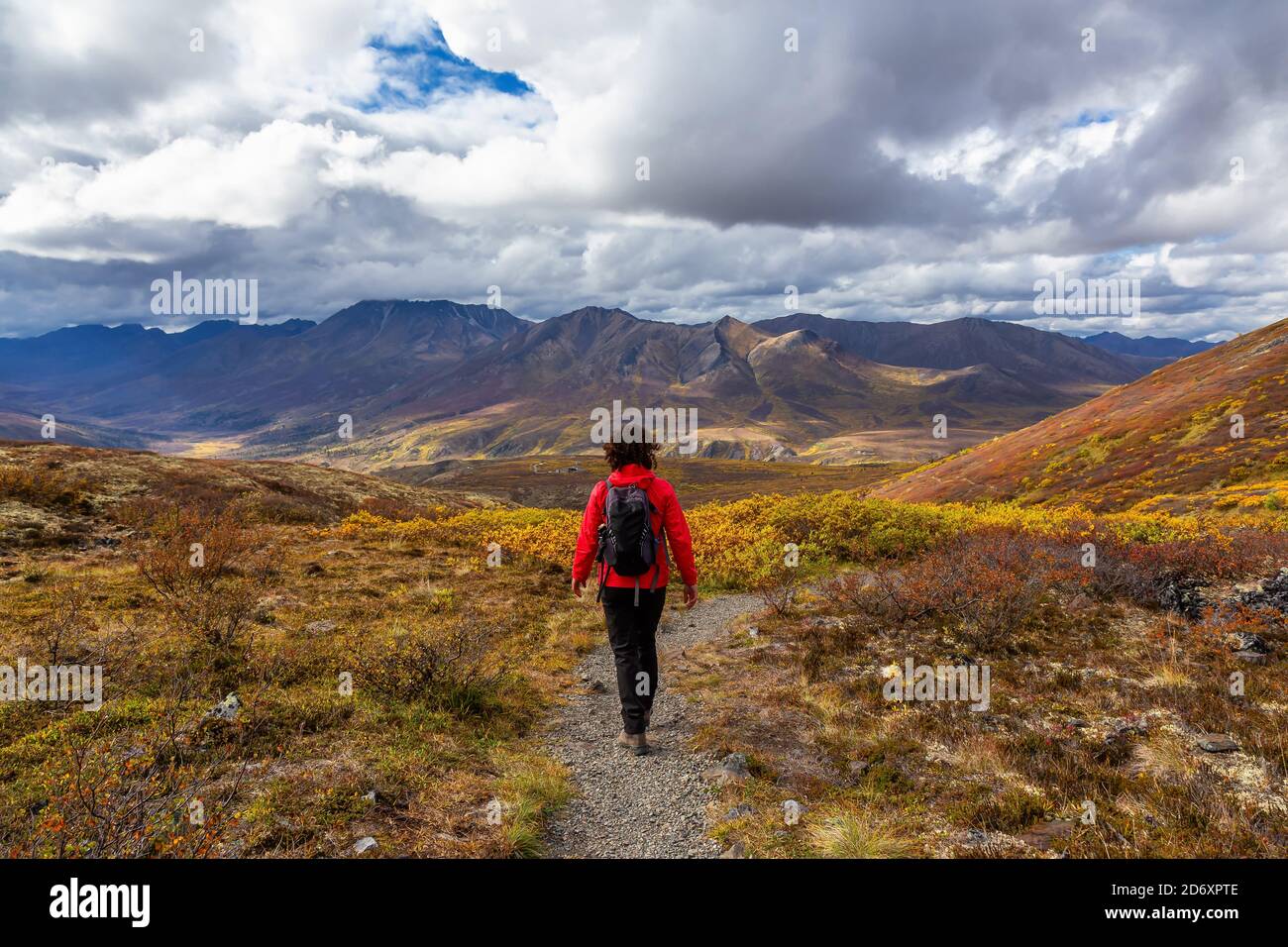 Femme randonnée le long de Scenic Trail sur une montagne, à l'automne Banque D'Images