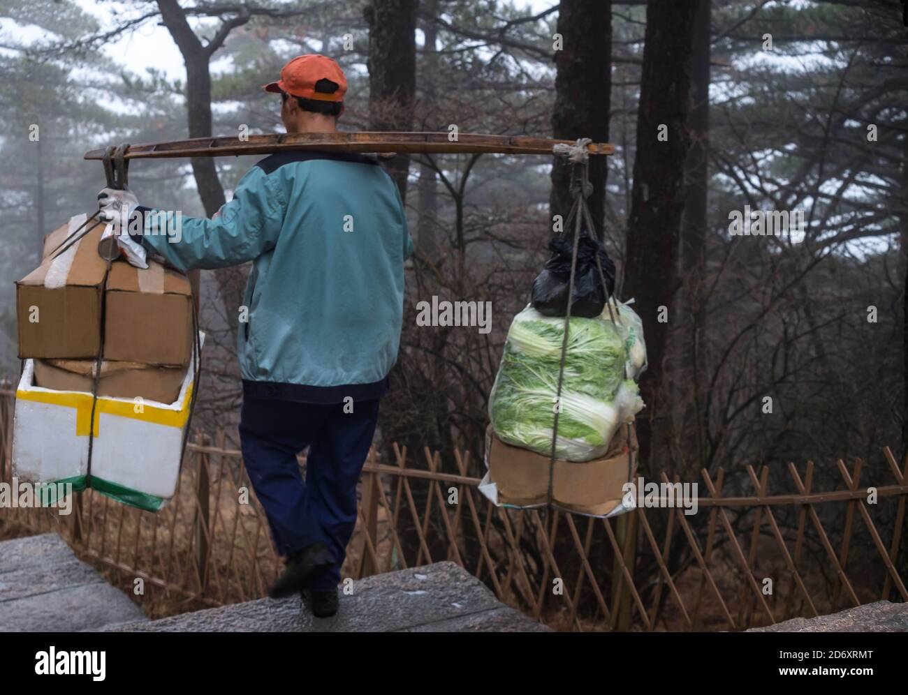 L'homme ouvrier carring des aliments ou routard pour le tourisme qui randonnée jusqu'au sommet et ses frais supplémentaires pour le travailleur à Huangshan montain, province d'Anhui, Banque D'Images