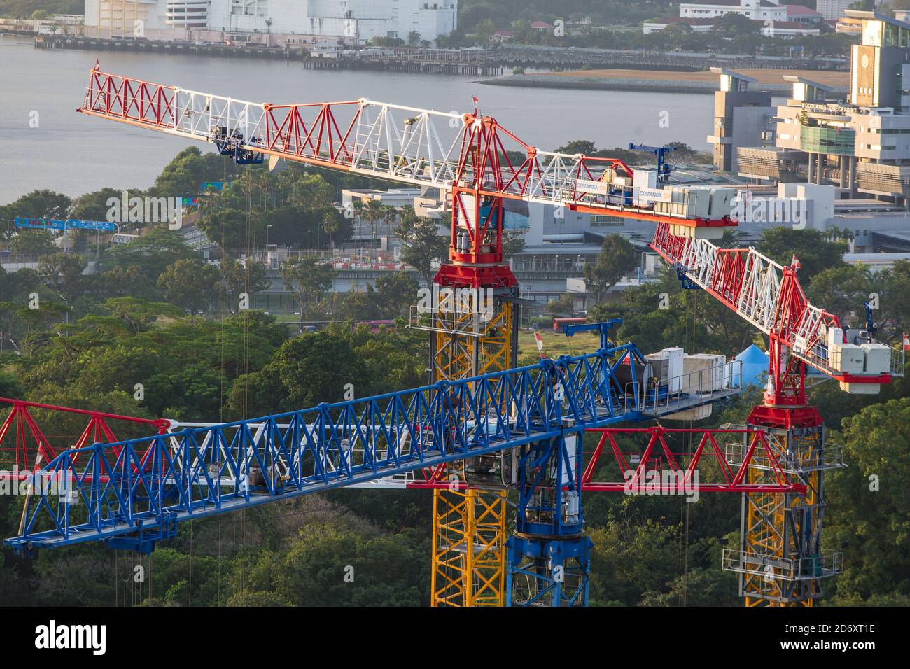 Vue aérienne de quatre grues à tour regroupées sur le chantier de construction. Banque D'Images