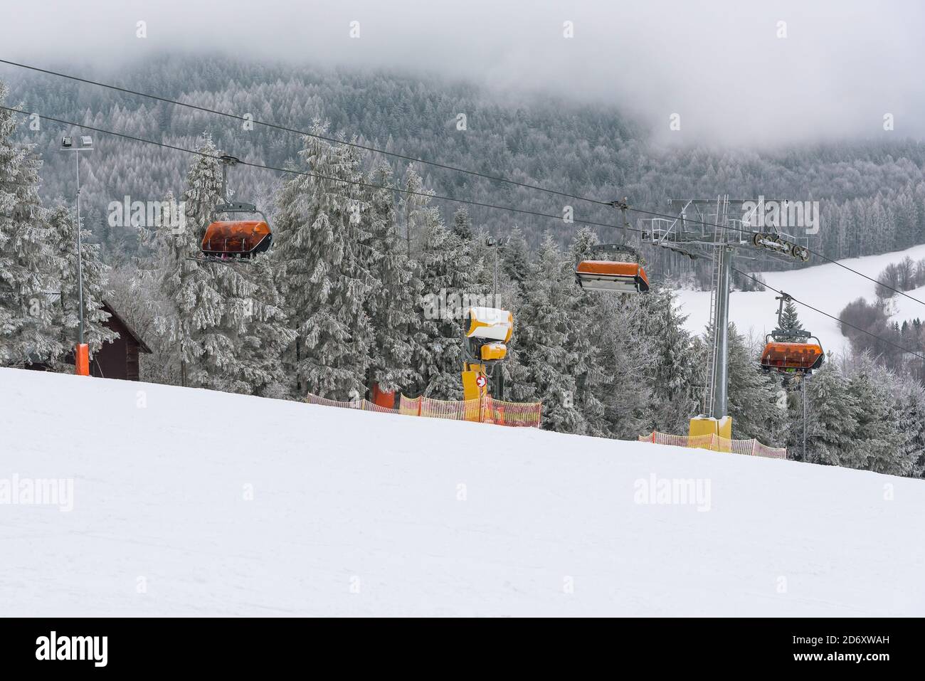 Télésiège moderne transportant les skieurs jusqu'au sommet d'une piste de ski à Krynica Zdroj, Pologne Banque D'Images