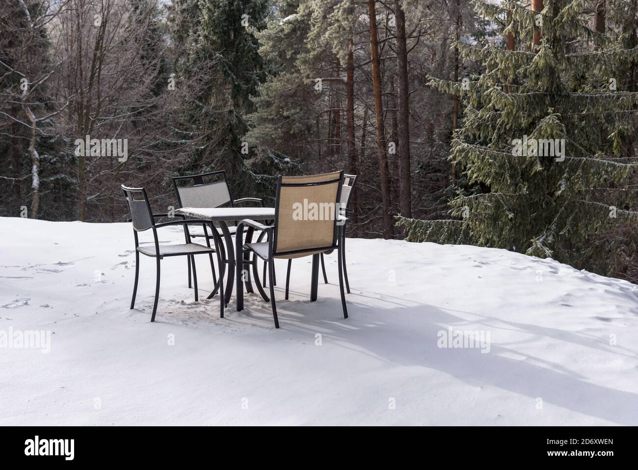 Table de restaurant vide et chaises sur une neige dans les montagnes Beski Sadecki, Krynica Zdroj, Pologne Banque D'Images