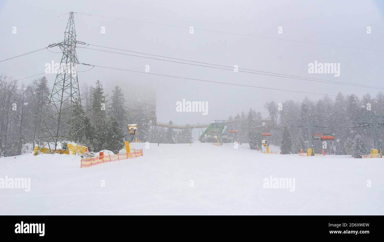 Vue sur la neige de la station supérieure de la remontée mécanique à Slotwiny Arena à Krynica Zdroj, Pologne Banque D'Images