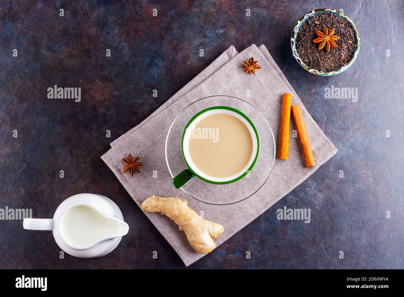 Thé Chai de masala. Boisson traditionnelle indienne - thé masala à la cannelle, anis et gingembre. Tasse en céramique d'épices thé sur serviette en lin Banque D'Images