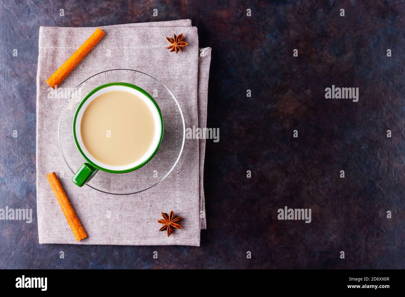 Thé Chai de masala. Boisson traditionnelle indienne - thé masala à la cannelle, anis et gingembre. Tasse en céramique d'épices thé sur serviette en lin Banque D'Images