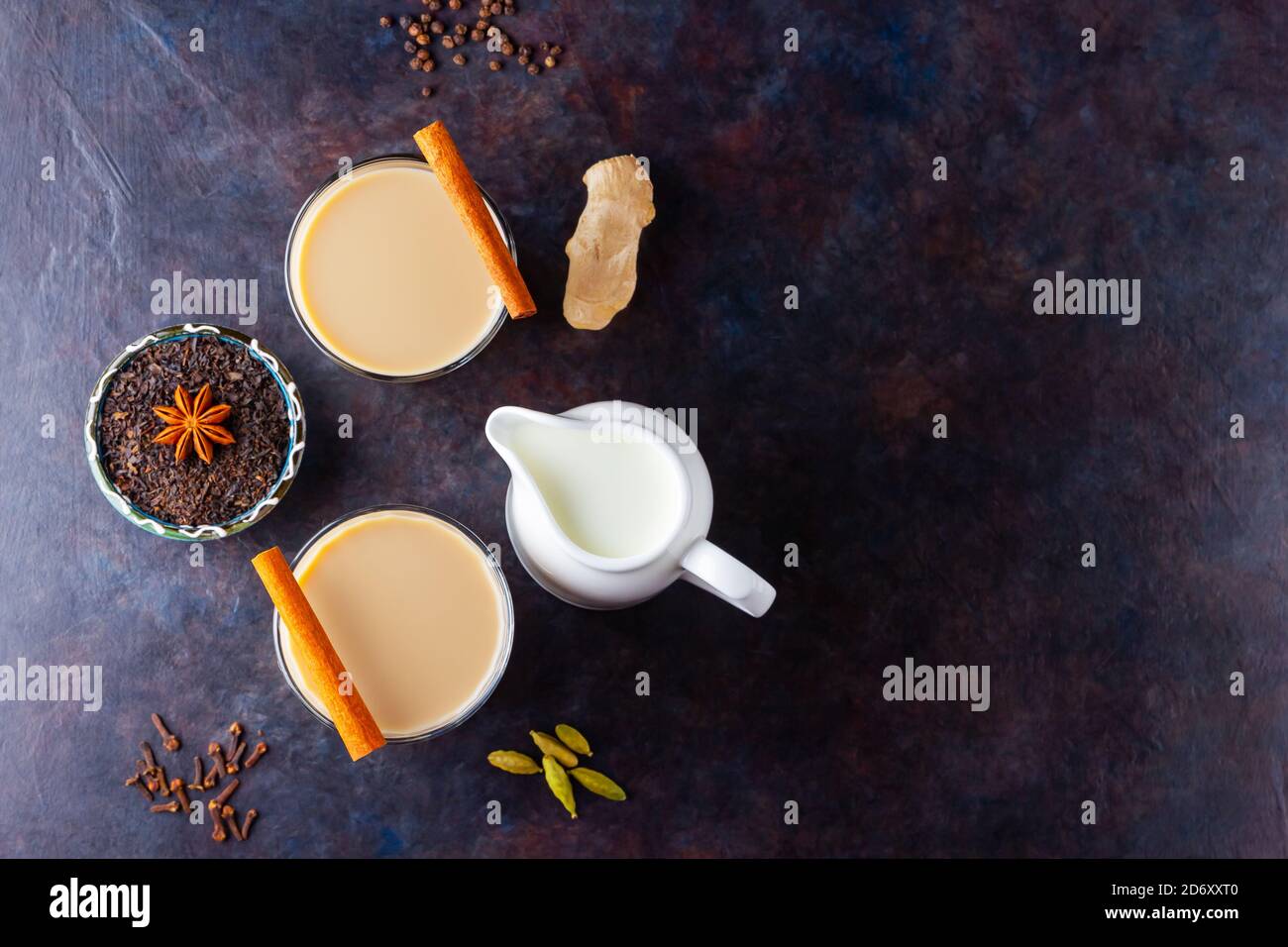 Thé Chai de masala. Boisson traditionnelle indienne - thé masala avec diverses épices. Deux verres avec thé masala sur fond sombre Banque D'Images