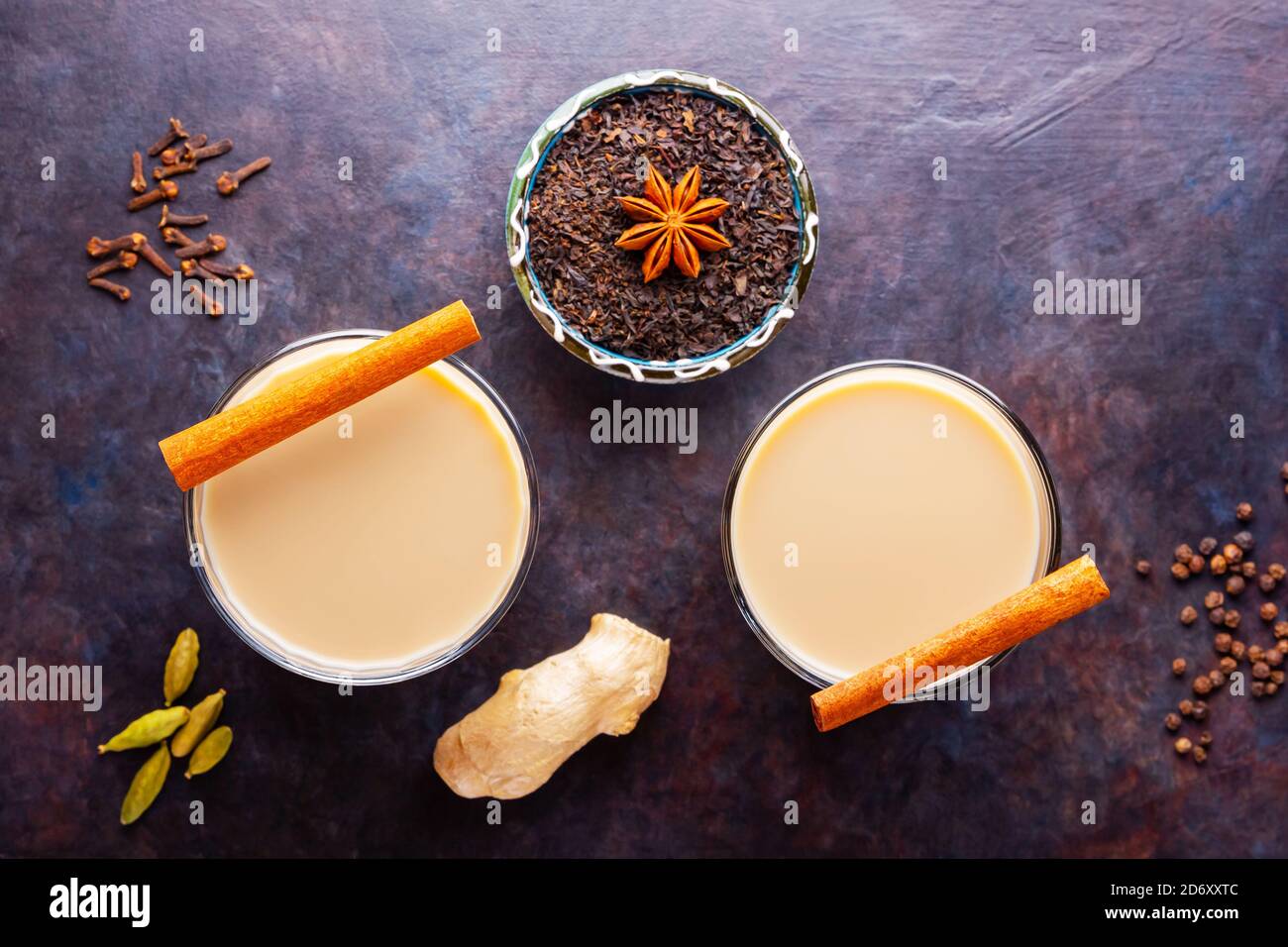 Thé Chai de masala. Boisson traditionnelle indienne - thé masala avec diverses épices. Deux verres avec thé masala sur fond sombre Banque D'Images
