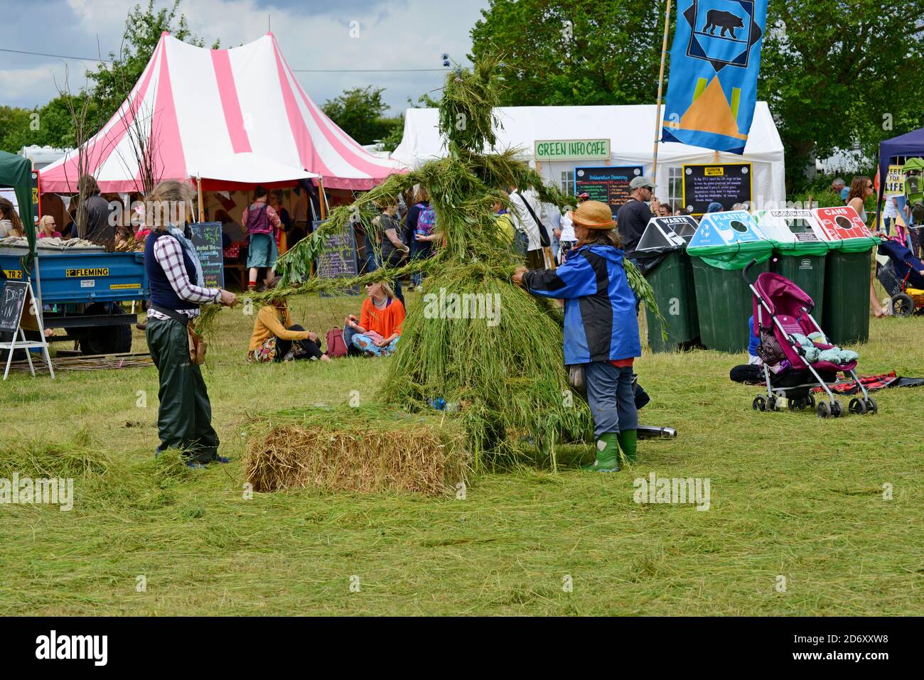 Femmes construisant des figurines de foin au Festival de la sythe de l'Ouest, Langport, Somerset, juin 2019 Banque D'Images