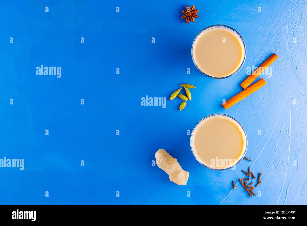 Thé au chaï masala sur une serviette bleue. Boisson traditionnelle indienne - thé masala avec diverses épices. Verre de thé masala sur fond bleu. Copier l'espace Banque D'Images