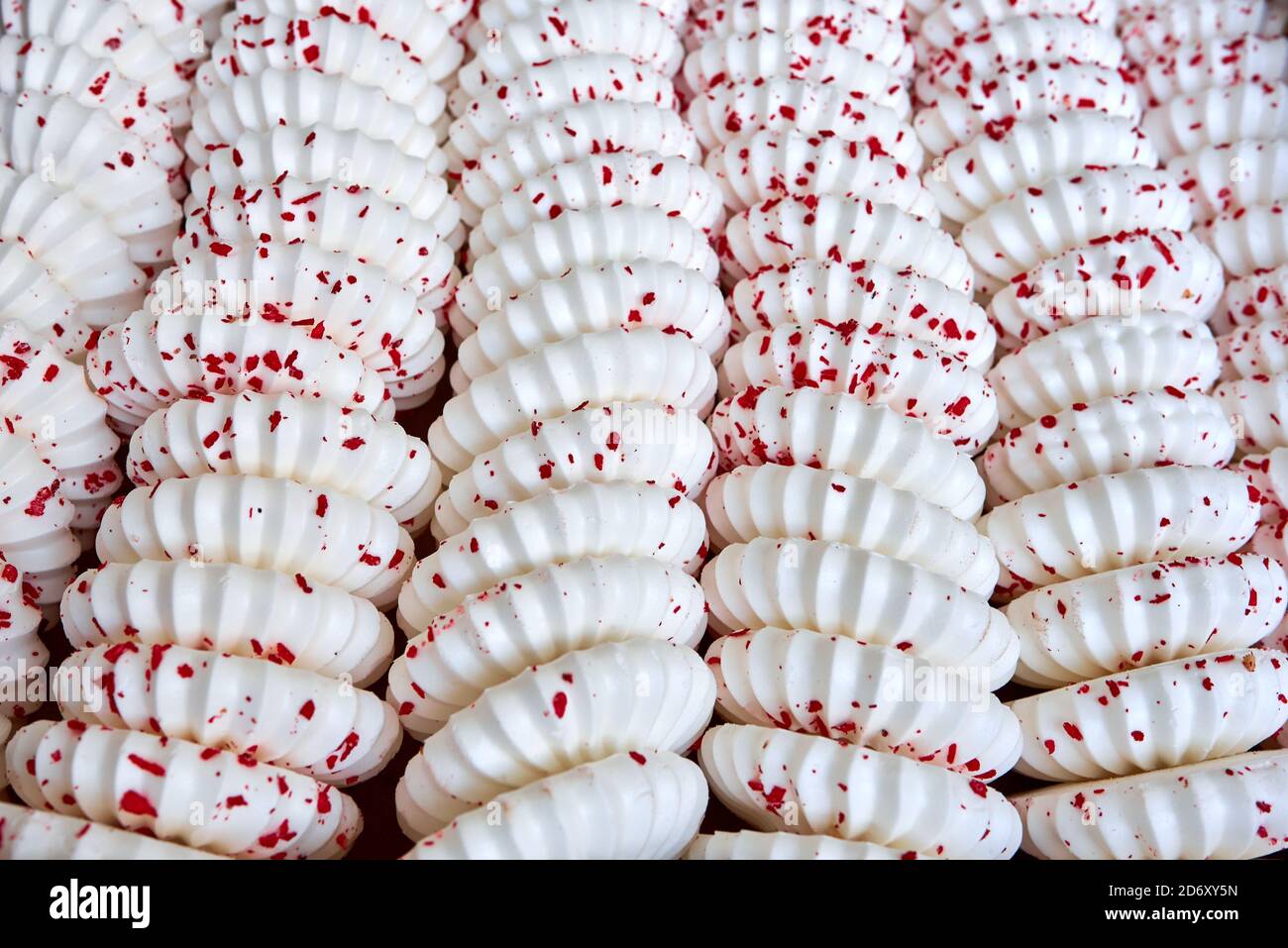 Fond de gâteaux de meringue blancs avec des miettes rouges Banque D'Images