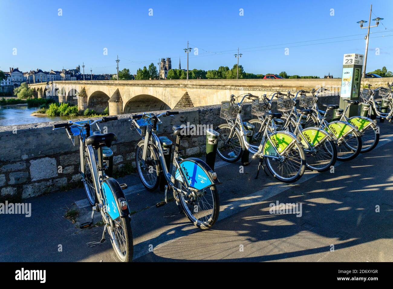 France, Loiret, Vallée de la Loire classée au patrimoine mondial par l'UNESCO, Orléans, Velo +, Station de vélo libre-service //France, Loiret (45), Val de Loire classé Banque D'Images