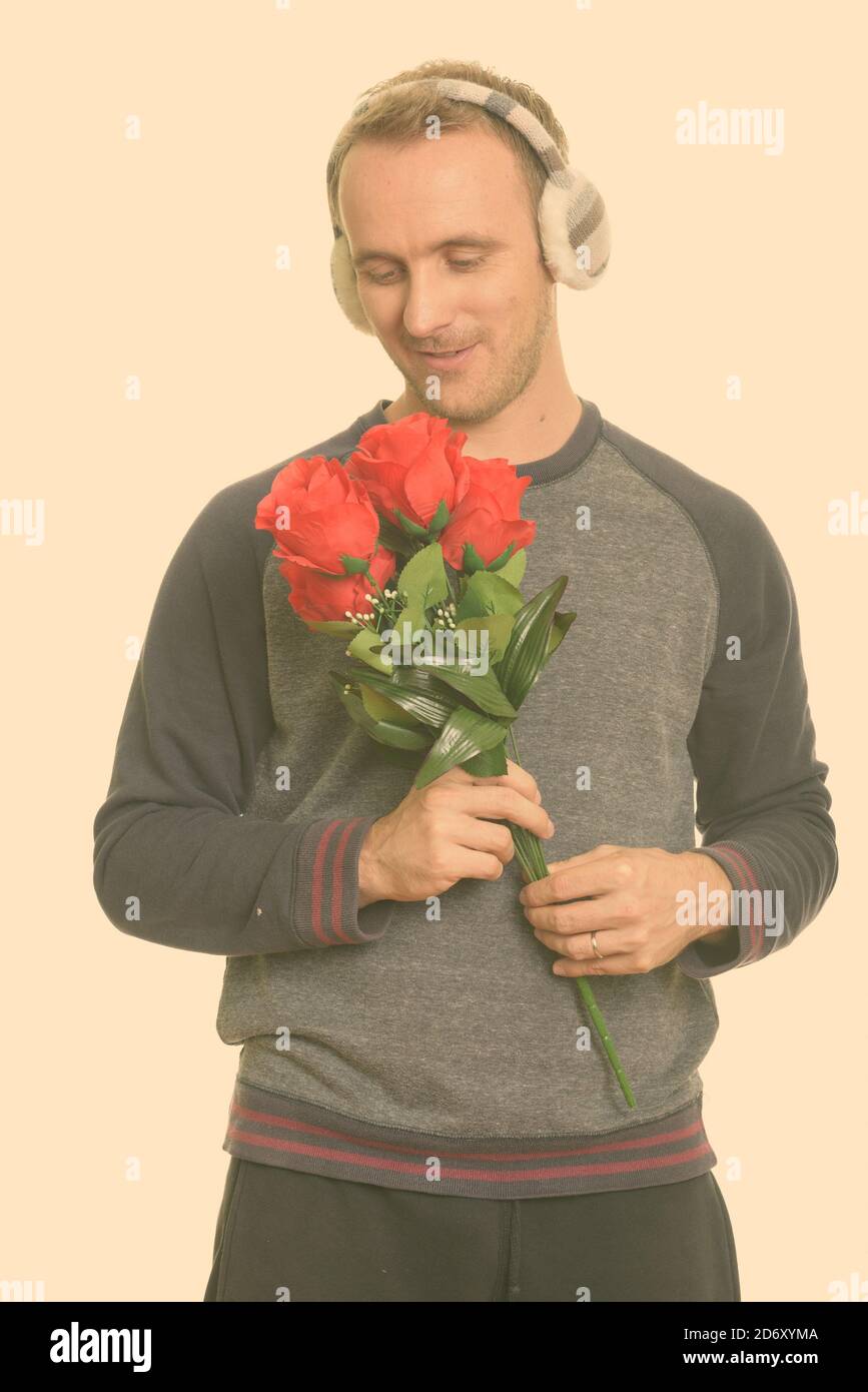 Handsome Young man holding red roses prêt pour la Saint-Valentin Banque D'Images