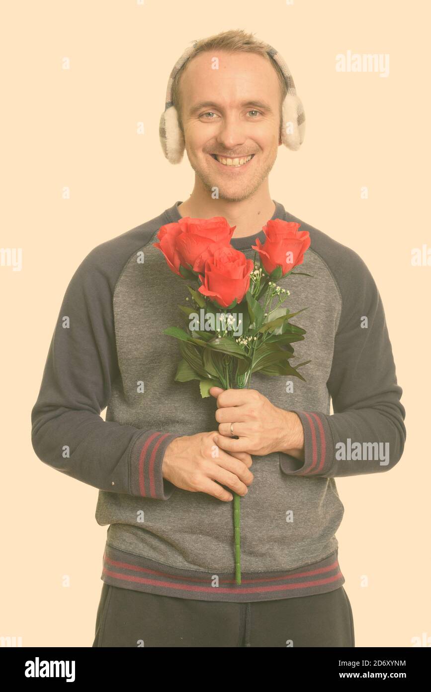 Happy handsome Young man holding red roses prêt pour la Saint-Valentin Banque D'Images