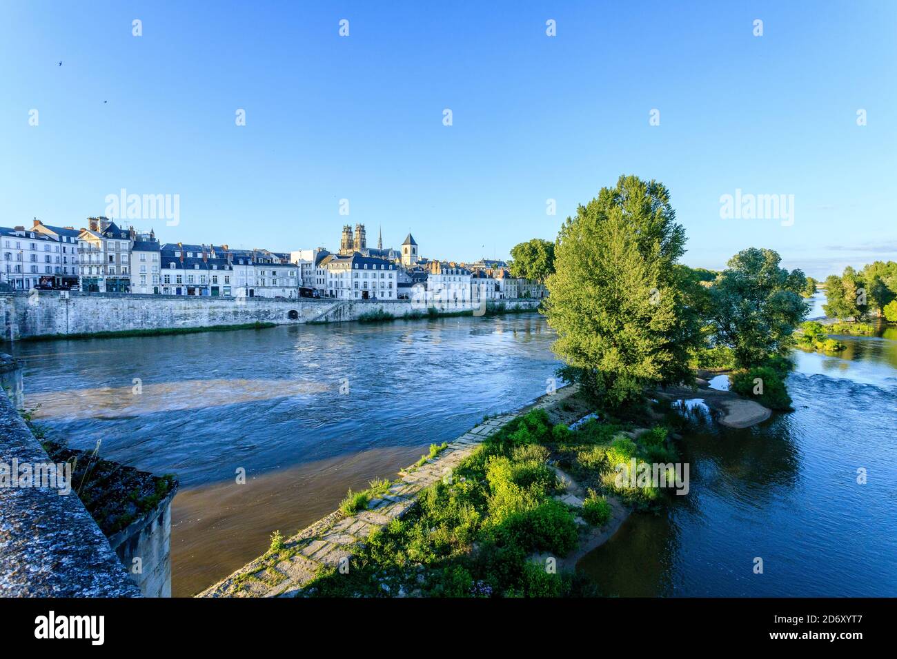 France, Loiret, Vallée de la Loire classée au patrimoine mondial par l'UNESCO, Orléans, ville et Loire du Pont George V // France, Loiret (45), Val Banque D'Images