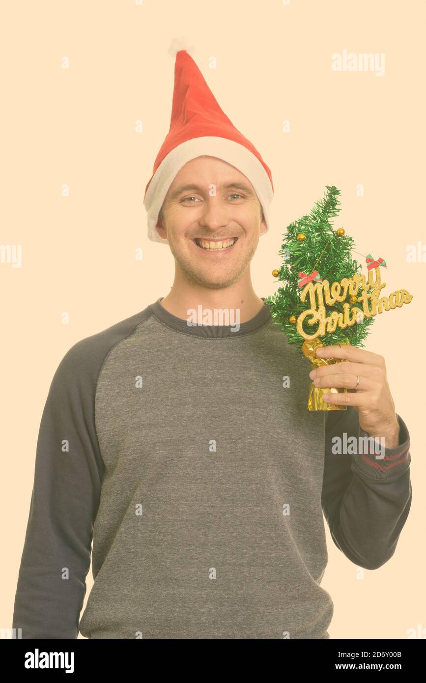 Happy Man holding Merry Christmas Tree Banque D'Images