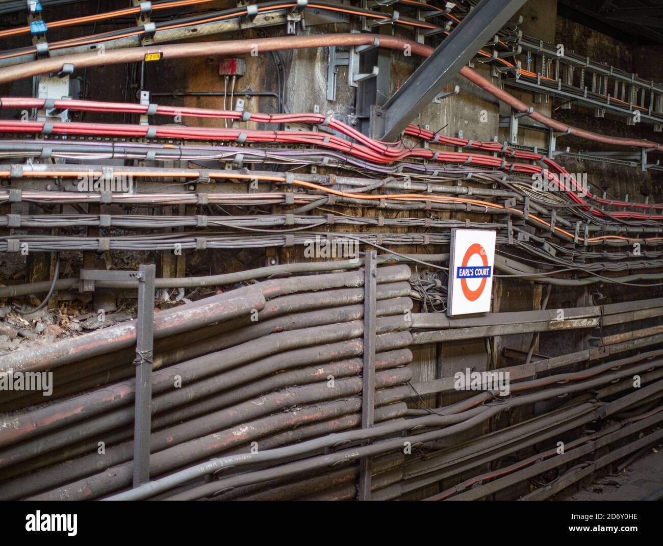 Câbles d'alimentation à la station de métro Earls court Banque D'Images