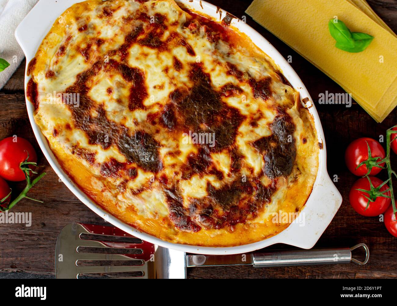 Lasagne à la bolognaise dans une cocotte d'en haut Banque D'Images