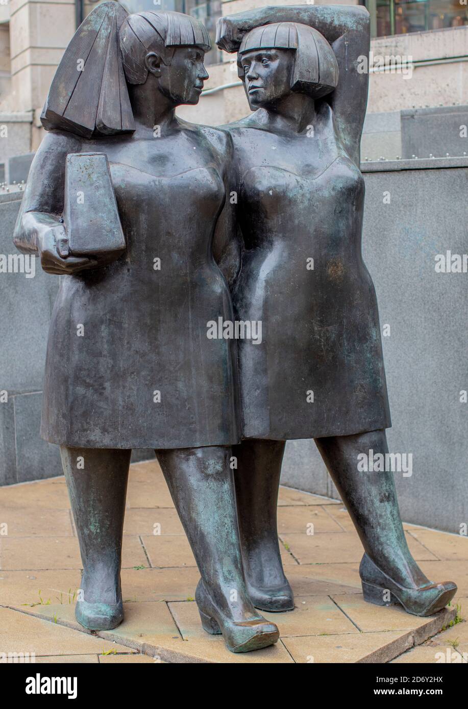 Statue « Walking Women », connue sous le nom de Two Fat Ladies, à l'extérieur de la station de métro de Wimbledon ; conçue par Andre Wallace et dévoilée en septembre 1992. Banque D'Images