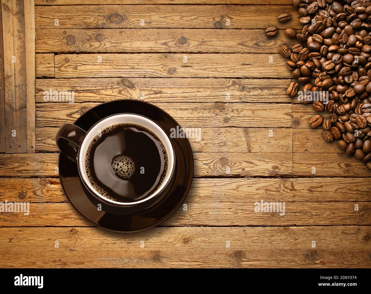 Tasse de café noir et de haricots rôtis sur fond de table en bois vieilli, vue du dessus Banque D'Images