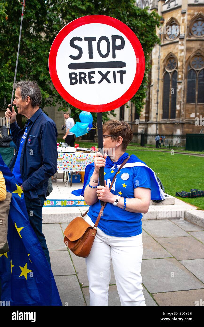 La campagne anti-Brexit proteste avec des signes devant le Parlement de Londres, en signe de protestation du Royaume-Uni quittant l'Union européenne. Banque D'Images