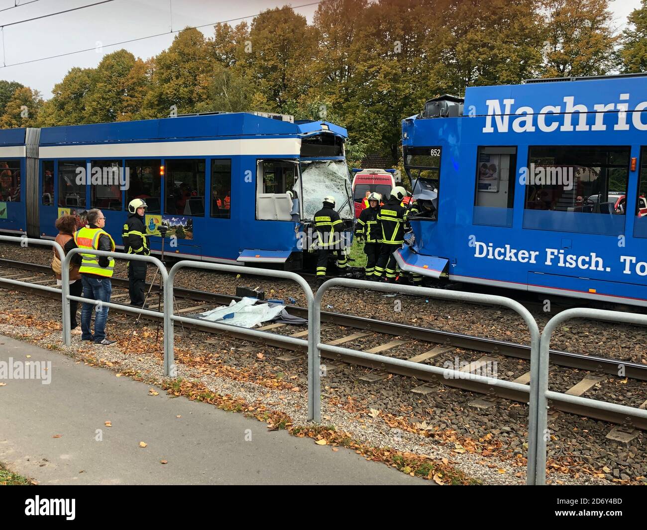 Rostock, Allemagne. 20 octobre 2020. Les services d'urgence des pompiers travaillent sur les lieux d'un accident après une collision avec un tramway. Deux tramways sont entrés en collision à Rostock mardi matin. Selon un porte-parole de la police, l'accident s'est produit à Landesstraße 22, près de la Kunsthalle. Selon les premières estimations, plusieurs personnes auraient été blessées, dont des grièvement. Credit: Joachim Mangler/dpa-Zentralbild/dpa/Alay Live News Banque D'Images