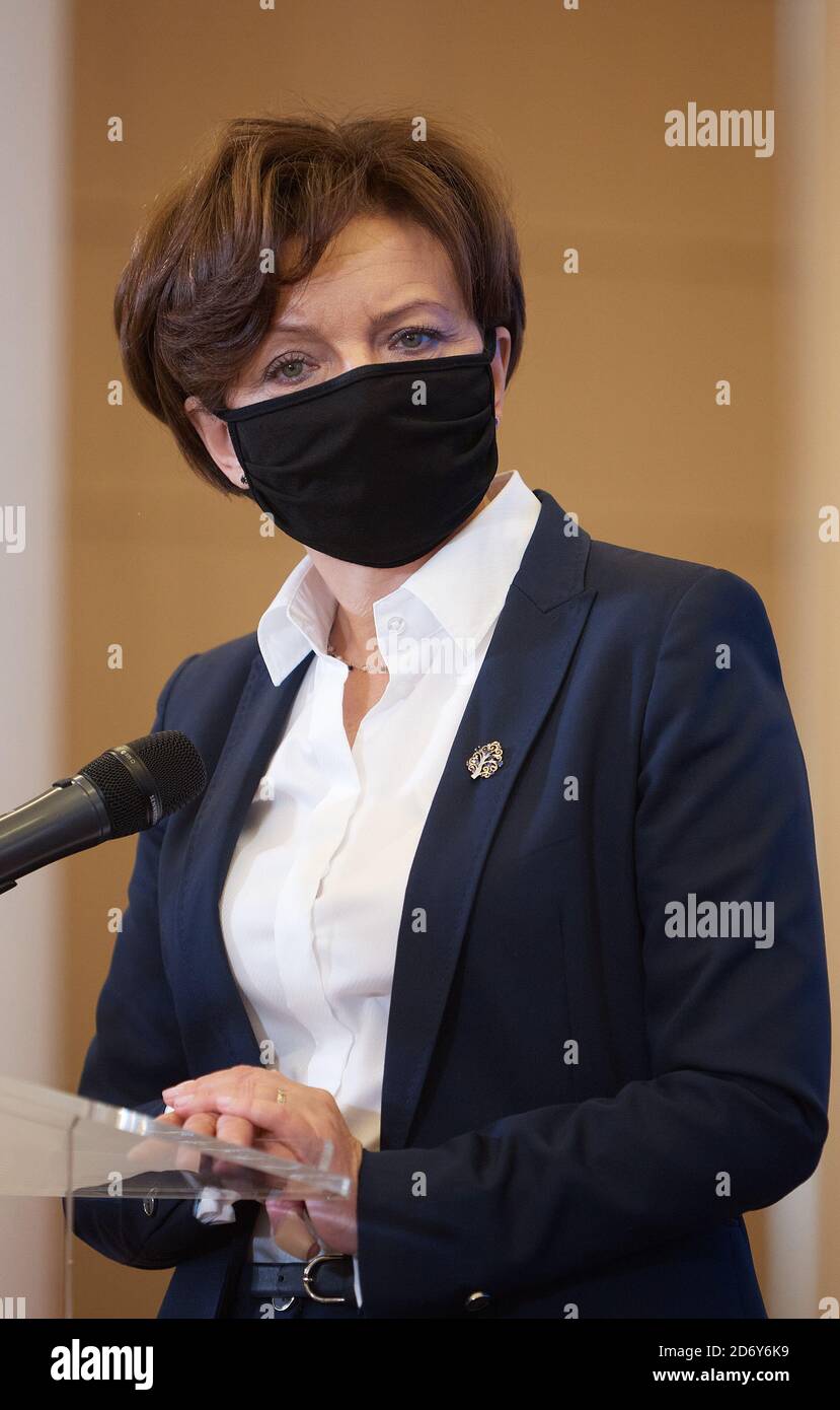 Varsovie, Mazovie, Pologne. 20 octobre 2020. Conférence de presse MARLENA MALAG, Ministre de la famille et de la politique sociale et Docteur MICHAL SUTKOWSKI .dans la photo: MARLENA MALAG crédit: Hubert Mathis/ZUMA Wire/Alay Live News Banque D'Images