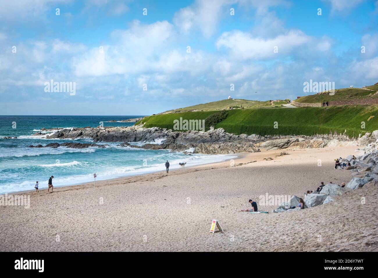 Les gens sur la plage de Fistral à Newquay en Cornwall. Banque D'Images
