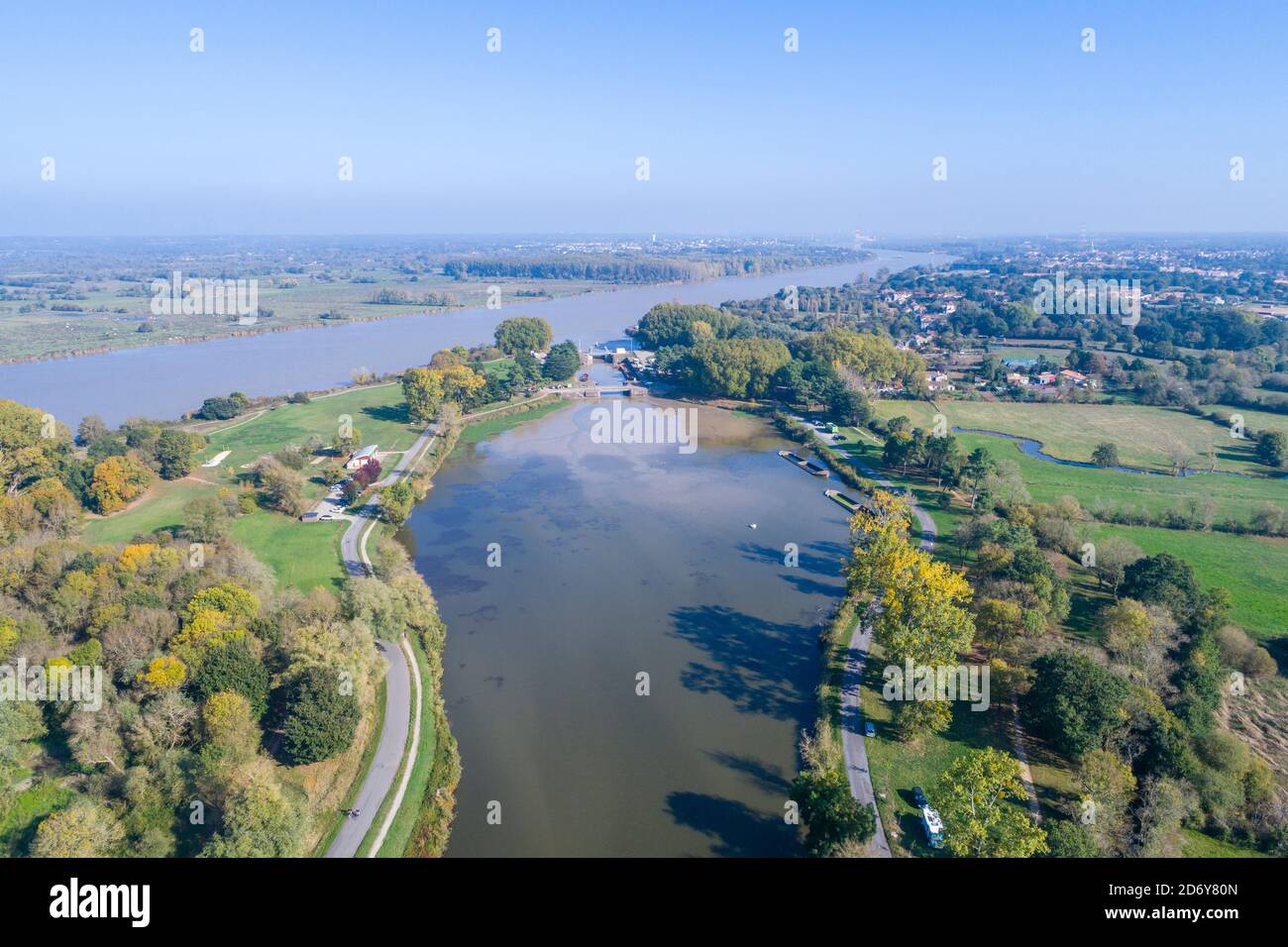 France, Loire Atlantique, estuaire de la Loire, le Pellerin, Canal de la Martinière et Loire (vue aérienne) // France, Loire-Atlantique (44), estua Banque D'Images