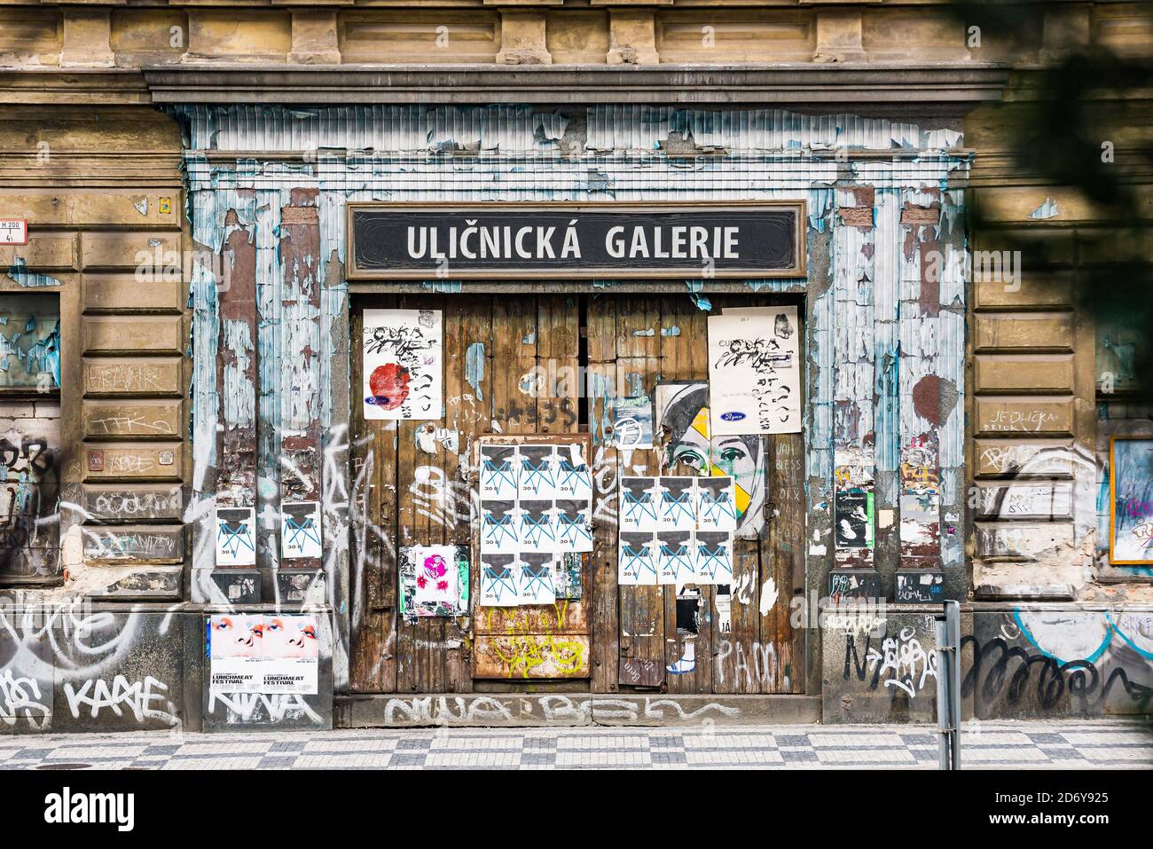 Prague, République tchèque - 31 août 2019. Porte avec vieux papiers peints avec le panneau principal Ulicknicka galerie à Holesovice Banque D'Images
