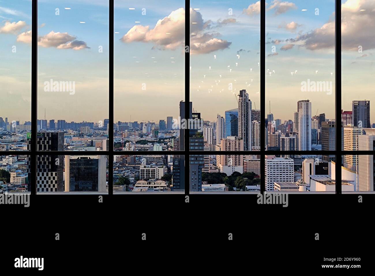 concept d'affaires. moderne immeuble de bureau grand cadre en acier clair fenêtres transparentes donnant sur le quartier financier urbain de la ville pendant su Banque D'Images