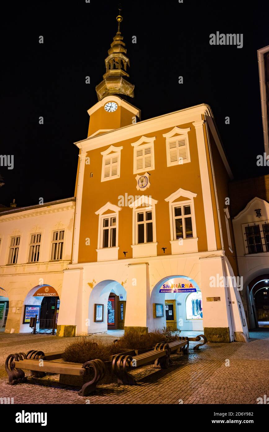 Svitavy, République tchèque - 26 décembre 2020. Photo nocturne de l'ancienne architecture sur la place principale Banque D'Images