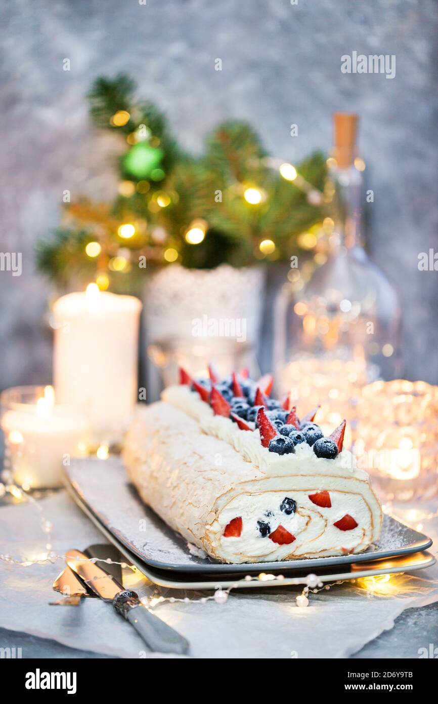 Gâteau au rouleau meringue avec crème et baies fraîches Banque D'Images
