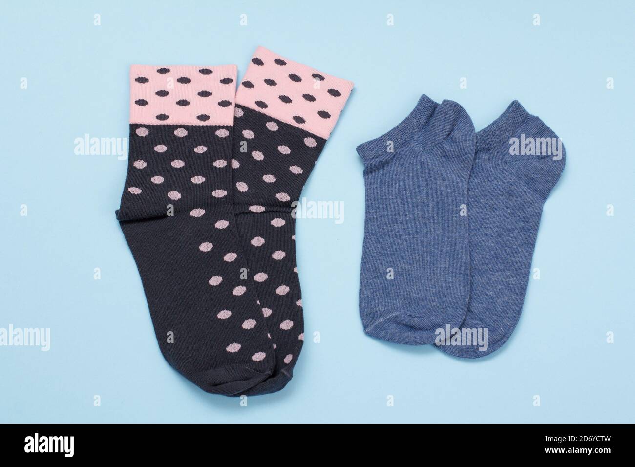 Deux paires de chaussettes femmes sur fond bleu, vue d'en haut. Banque D'Images
